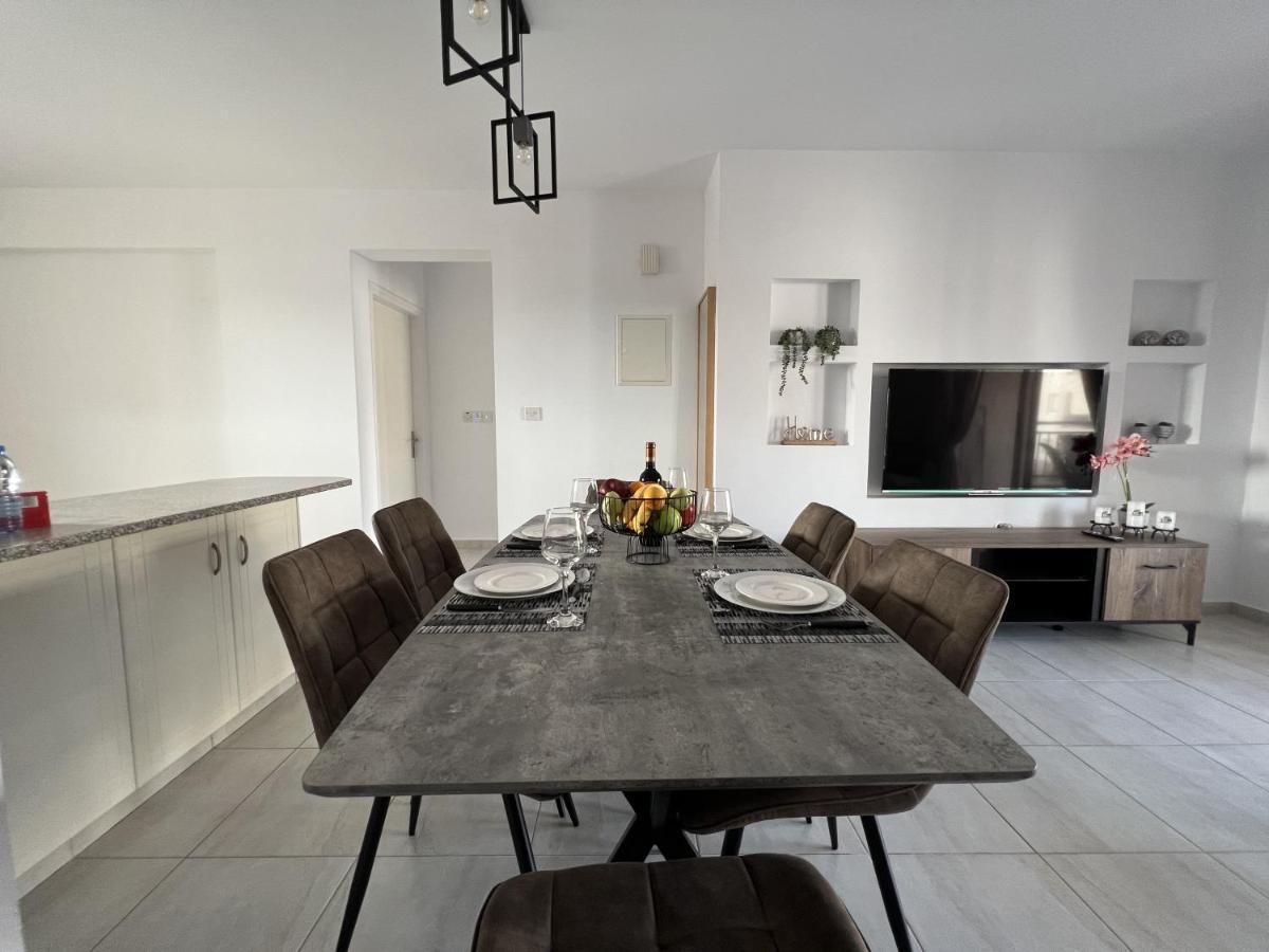 Royal-Seacrest Paphos-Center Vip Apartment Exterior photo